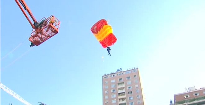 Aterrizaje sin incidentes de la brigada paracaidista con la bandera de España