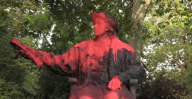 El monumento a Colón en Londres, manchado de pintura roja