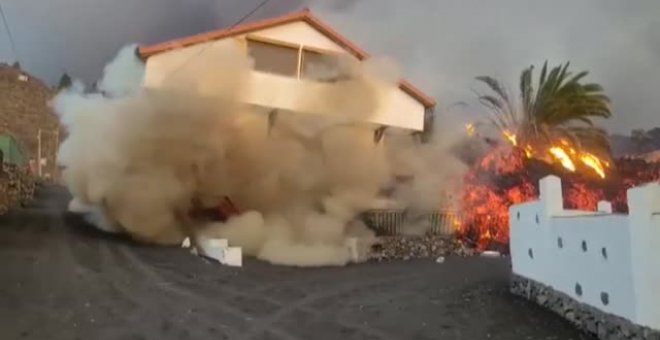 Las impactantes imágenes del derrumbe de una casa en La Palma