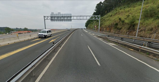 Cortada la A-67 tras el choque de camiones con el pórtico de unas obras en Cartes