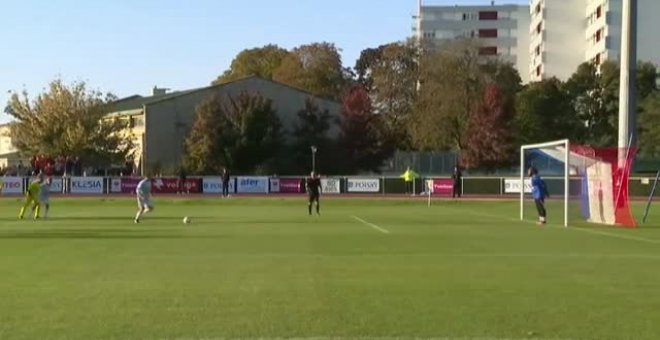 Macron anota un gol de penalti en un partido de fútbol benéfico