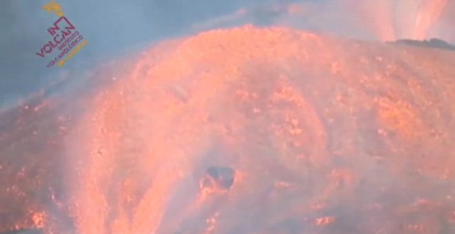 La colada de lava del volcán de La Palma se desborda en su cono principal