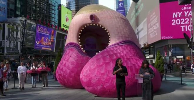 Una artista neoyorquina presenta una llamativa obra realizada con más de 350.000 uñas acrílicas