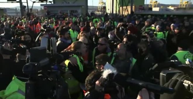 Protestas en las calles de Italia por la entrada en vigor del certificado de vacunación obligatorio para trabajar