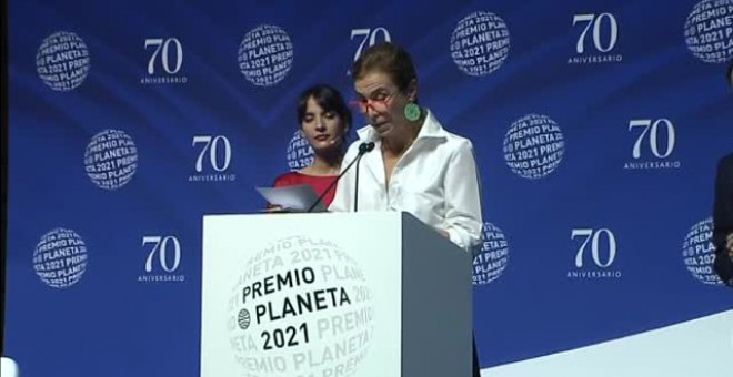 Los reyes entregan el Premio Planeta 2021 a los autores de 'La bestia'