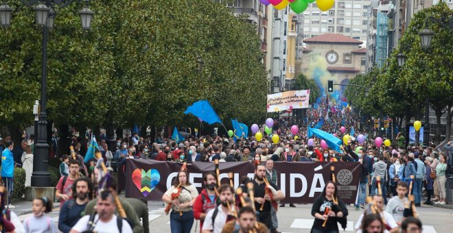 La marea de la oficialidá desborda la cai Uría d'Uviéu