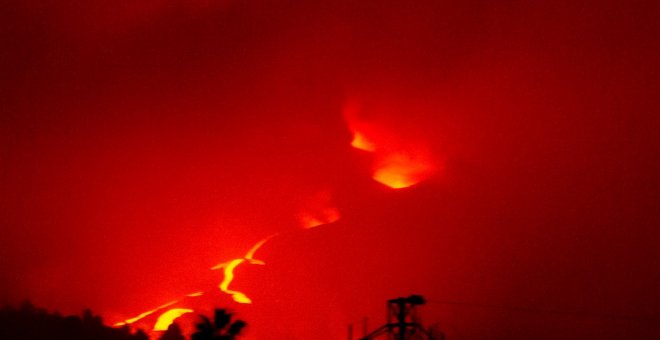 La nueva boca del volcán llena La Palma de cenizas y se cancelan la mayoría de vuelos