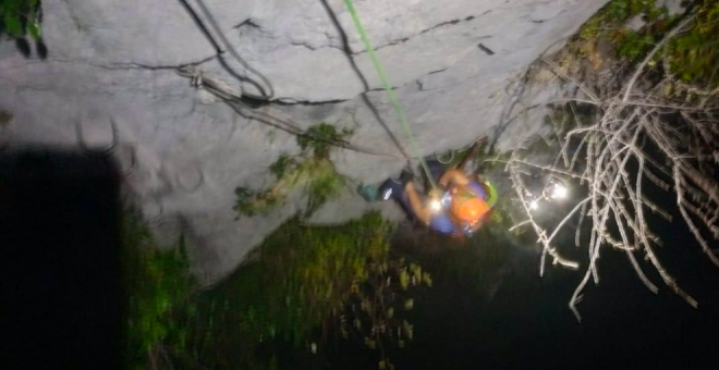 Rescatadas casi a medianoche dos mujeres atrapadas en la vía ferrata de Socueva