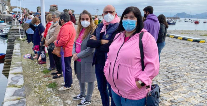 Castro Urdiales celebra su 'Abrazo solidario' contra el cáncer de mama