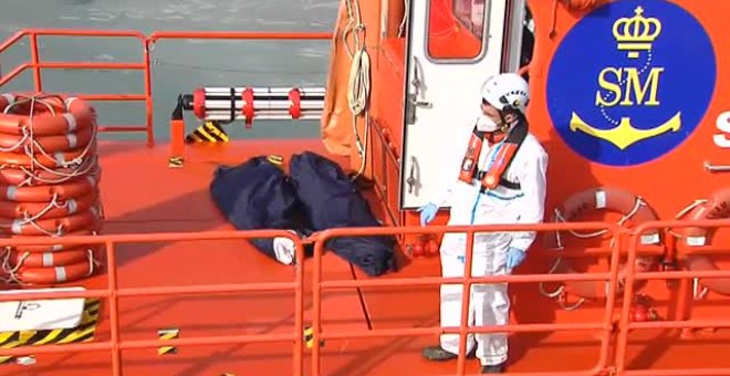 Llegan al puerto de Cádiz los cuerpos de los migrantes fallecidos en el naufragio de una patera