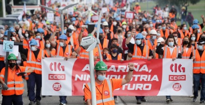 Miles de personas se manifiestan en contra de los cierres de las plantas de Alcoa y Vestas en Lugo