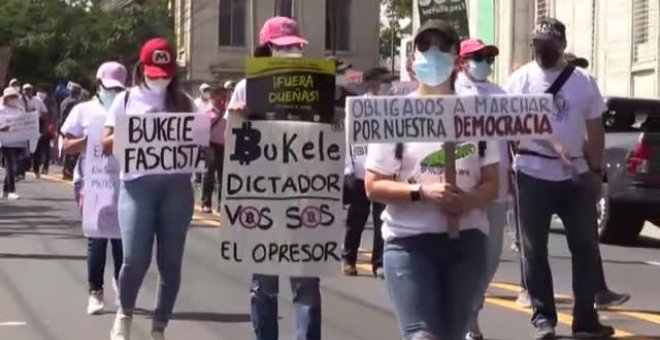 Miles de personas protestan contra el gobierno de Bukele en El Salvador