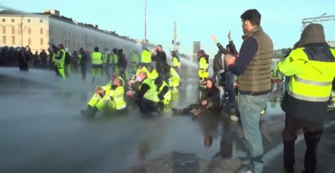 La policía italiana utiliza cañones de agua para tratar de dispersar a un par de centenares de manifestantes