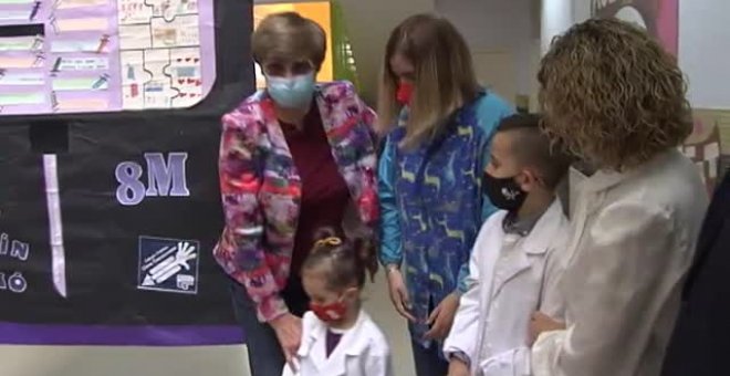 La 'madre' de las vacunas contra la covid visita un colegio en Asturias