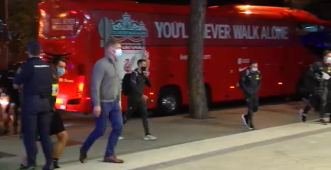 Los 'reds' de Klopp aterrizan en Madrid con ganas de guerra ante el Atlético