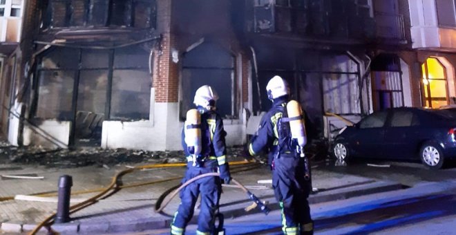 Desalojados 30 vecinos de un edificio de Santoña por un incendio en un bajo comercial