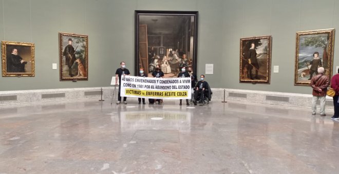 Un grupo de afectados por el aceite de colza se encierra hora y media en el Museo del Prado para denunciar su abandono