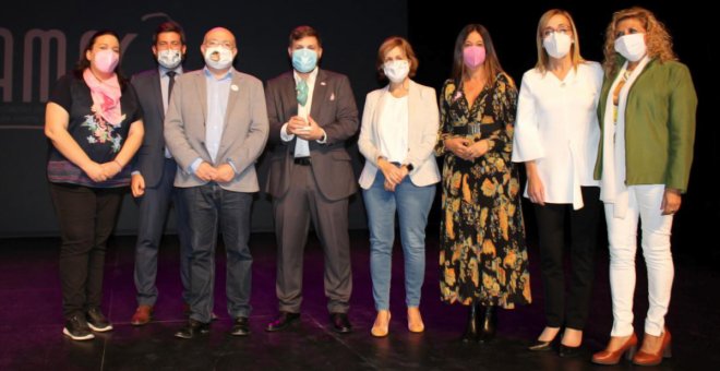 Nacho Hernando recibe el premio 'Pentesilea 2020' por su compromiso en la lucha contra el cáncer de mama