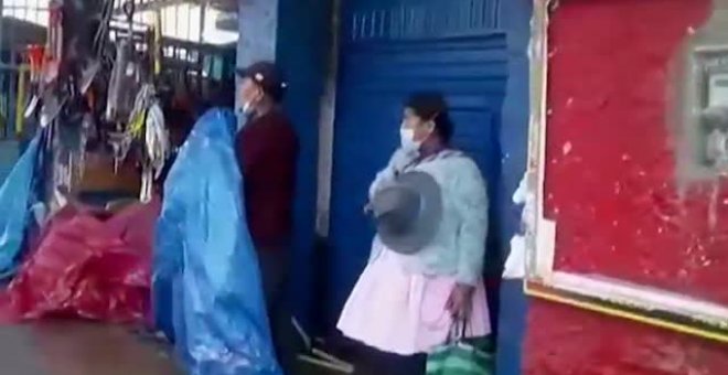 La policía peruana desaloja a vendedores ambulantes a manguerazos