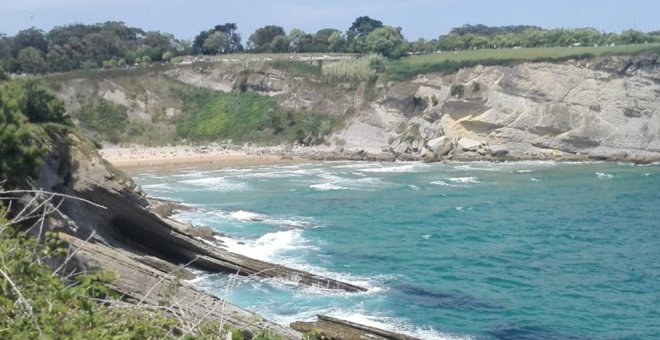 Denunciado un hombre por salir del agua sin bañador en la playa de Mataleñas