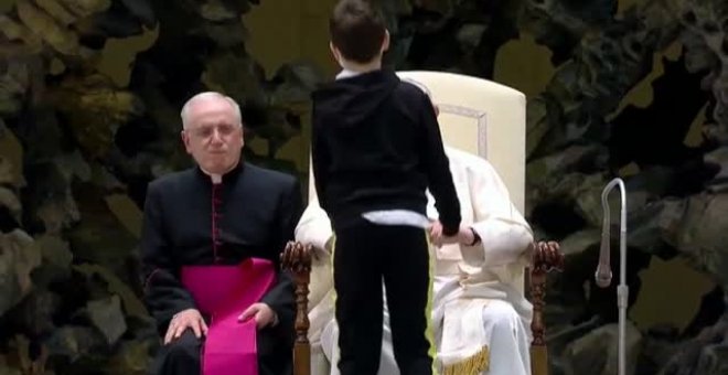 La persistencia de un niño para hacerse con el solideo del papa