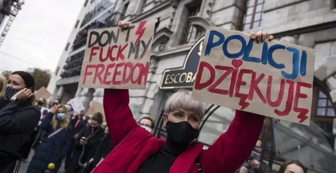 Abortos clandestinos, peligrosos o en el extranjero: la lucha de las mujeres polacas en el primer año de la ley anti-aborto