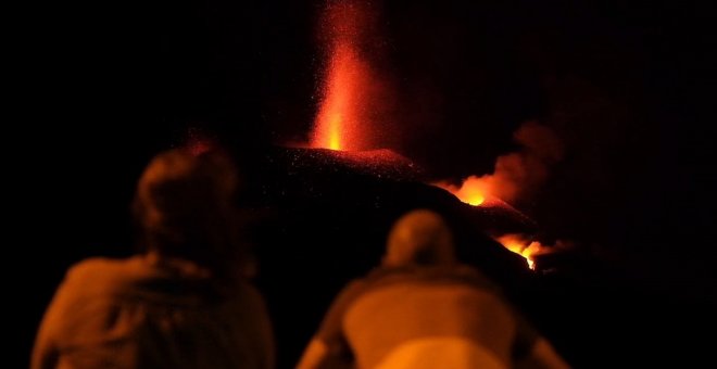 Medio centenar más de viviendas evacuadas, nuevas vidas pausadas por el volcán en La Palma