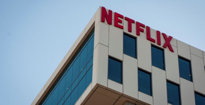 Empleados de Netflix protestan ante la sede de la compañía en Hollywood