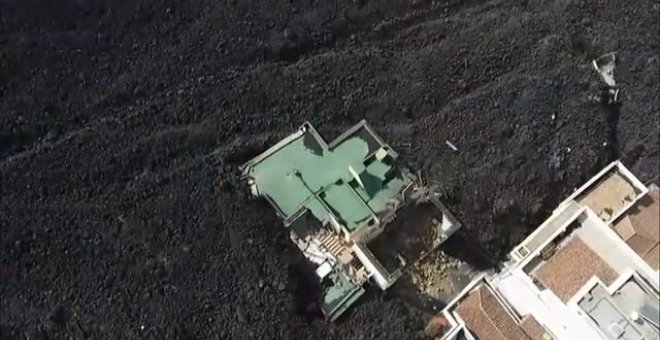 Los vecinos de La Laguna contemplan desde la distancia la destrucción