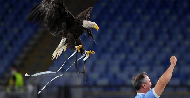 La Lazio despide al adiestrador español del águila del equipo por hacer el saludo fascista
