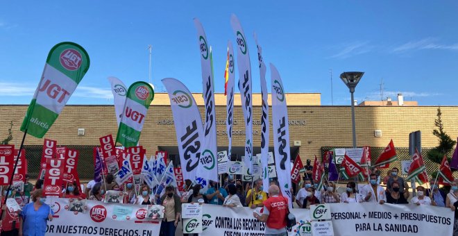 Los sanitarios reclaman en la calle a Moreno más contrataciones en los hospitales públicos de Andalucía