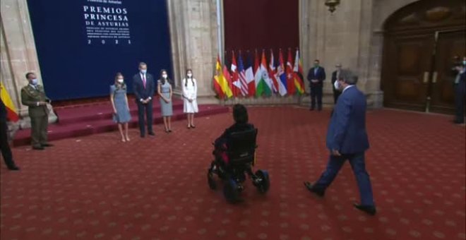 La familia real recibe a los galardonados con los premios Princesa de Asturias