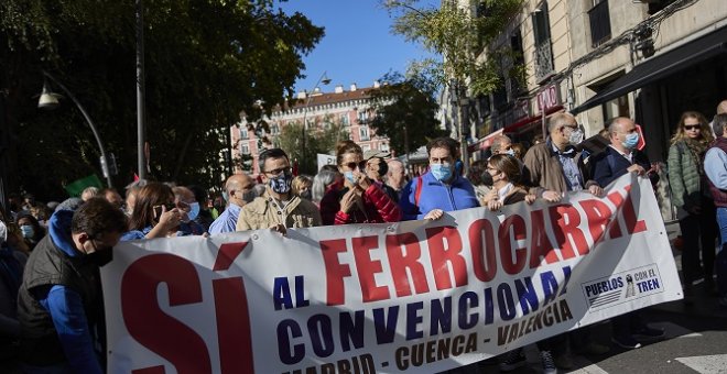"Menos AVE y más regionales": centenares de manifestantes por un tren "público y social" que "vertebre" el país
