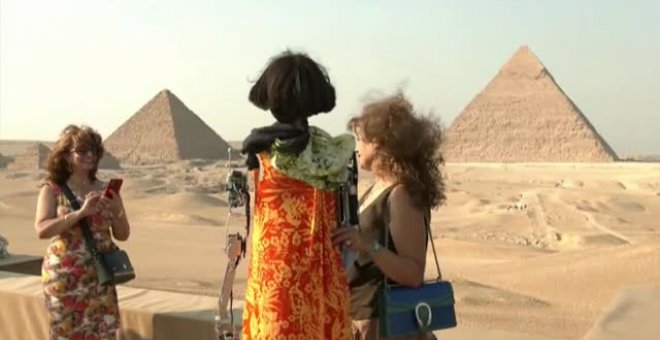 Ai-Da, un robot artista hiperrealista, exhibe su obra junto a las pirámides de Giza