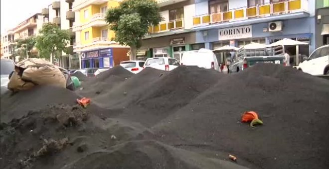 La ceniza mojada tapona alcantarillas y amenaza tejados en La Palma