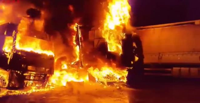 Espectacular incendio en un aparcamiento de camiones en Reus