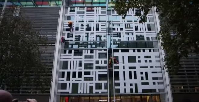 Activistas medioambientales protestan descolgando una pancarta en el Ministerio de Interior británico