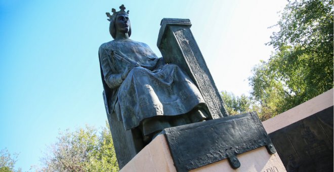 La escultura de Alfonso X vuelve a reinar en el parque de las Tres Culturas de Toledo tras su restauración