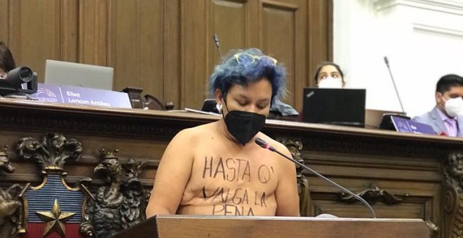 Una constituyente chilena muestra su torso tras el cáncer de mama en la Asamblea: "La culpa la sentí desde el diagnóstico"