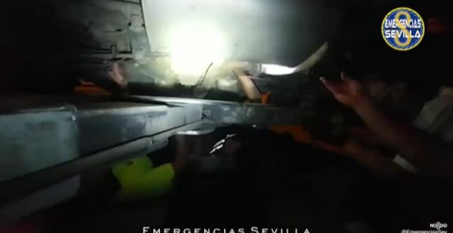 Los bomberos de Sevilla rescatan a un gatito atrapado en el motor de un coche