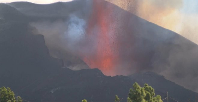 Elevación del terreno y emisión de gases presagian mucha vida al volcán de La Palma