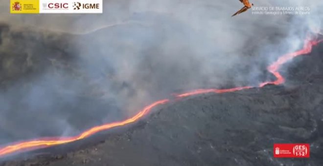 El flujo de lava continúa sobre la colada primigenia rellenando los huecos que se salvaron con las primeras lavas