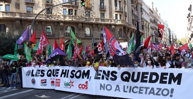 Milers de treballadors públics es manifesten a Barcelona per reclamar la regularització dels interins