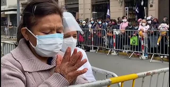 Miles de fieles visitan al Señor de los Milagros en Lima para pedirle el fin de la pandemia
