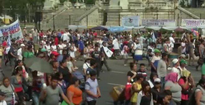 Miles de argentinos protestan contra la situación económica del país