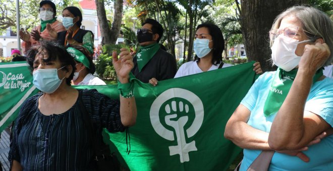 Feministas piden justicia por la suspensión del aborto de una menor violada en Bolivia