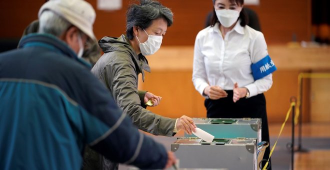 La coalición gobernante en Japón mantendrá la mayoría, según sondeos de NHK