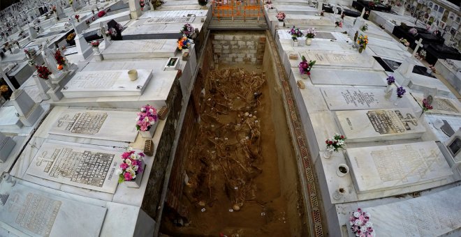 Memento - Flores en fosas contra el olvido