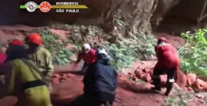 Mueren nueve bomberos en Brasil al derrumbarse una cueva en la que entrenaban