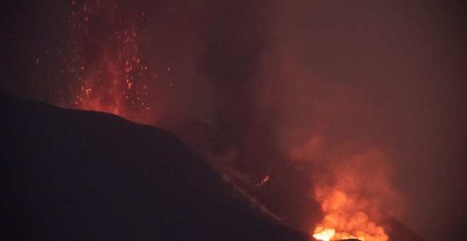 El rugido del volcán de La Palma en imágenes: la ceniza entierra la isla